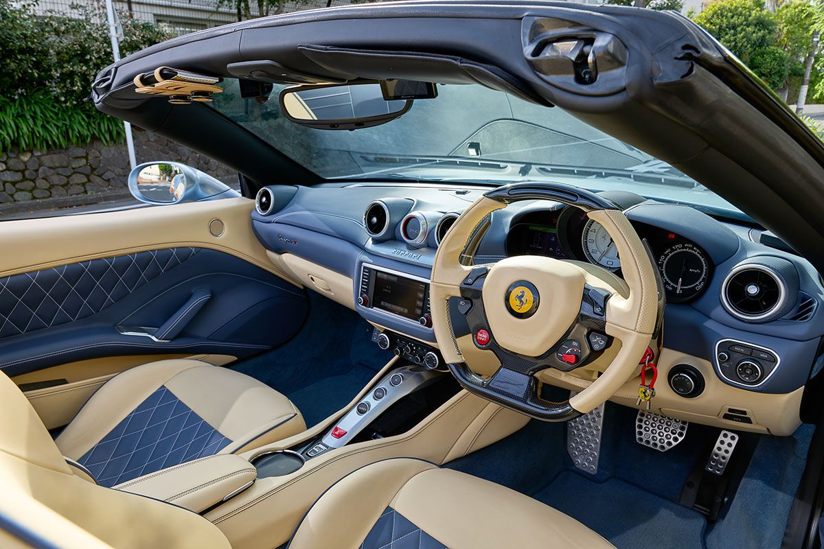 内装は多くのパーツが革で覆われている。