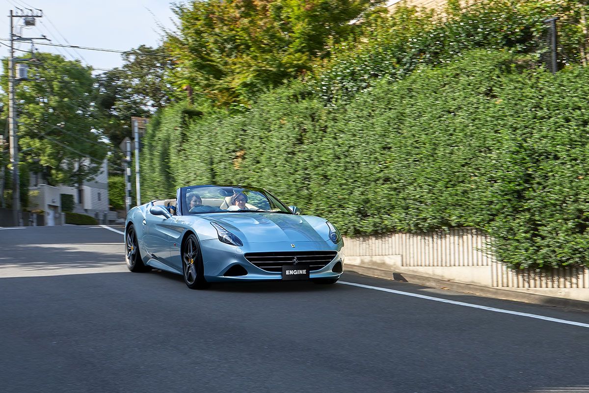 事務所近くの住宅街をゆっくり走る姿はエレガントだが、エンジン音は勇ましい。