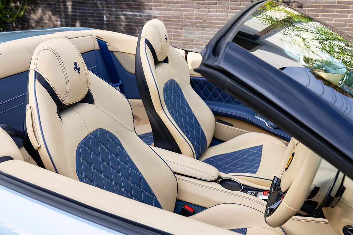 内装は珍しいベージュと空色のツートン。