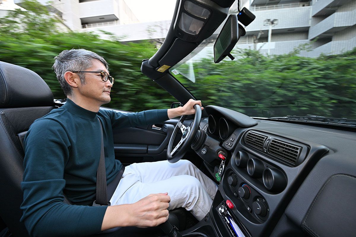 シフトレバーを軽快に操作する中佐さん。MTであることが中佐さんのクルマ選びにおける絶対条件だ。