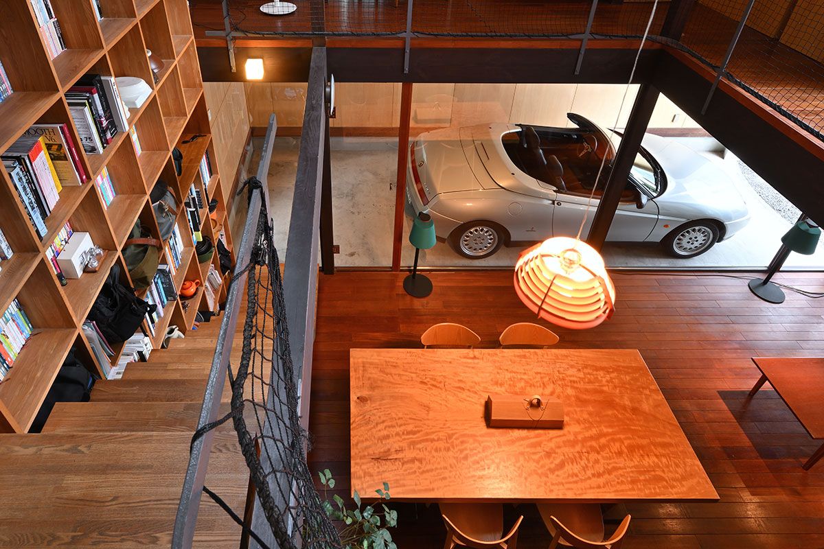 中佐さんの自宅2階からリビング越しにアルファ・ロメオ・スパイダーを見る。