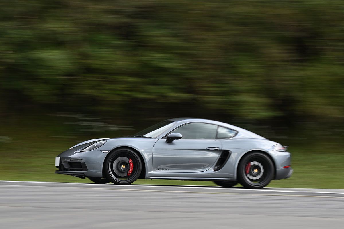 ブラックに浮かぶLEDライト、サテンブラックの20インチ・スポーツホイールと赤キャリパーがグレーのボディに映える。短いホイールベースとミドシップがもたらす回答性の良さと軽快なハンドリングはRRの911とは異なる挙動をみせる。