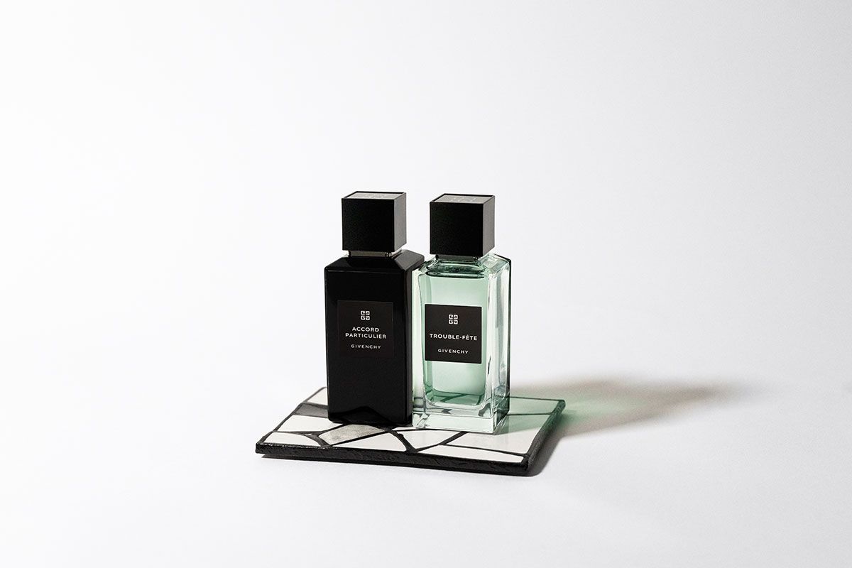 パルファム ジバンシイ×KAKERAのプレミアムフレグランス用プレートも九谷焼と珠洲焼の組み合わせ。つなぎ目だけでなく、裏面の和紙仕上げも漆を塗り重ねている。「ラ コレクション パルティキュリエ ド ジバンシイ」 クラフトマンセット　完売