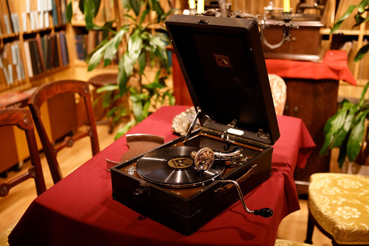 グラモフォンのポータブルタイプ。ハンドルを取り外して収納できるほか、SPレコードを押さえる木製のキャリングトレイ（本体左）も付属。17万円