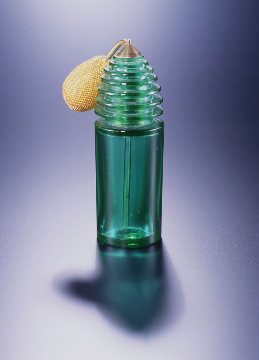 19世紀末より宝飾品デザイナーとして活躍していたルネ・ラリックは、アール・デコ期はガラスを素材として活用、アール・デコ博では巨大なガラスの噴水なども発表した。ルネ・ラリック アトマイザー「サン・アデュー（さよならは言わない）」 ウォルト社 1929年　箱根ラリック美術館