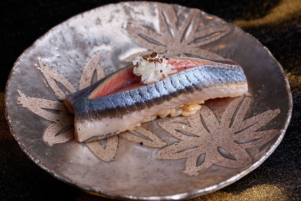 赤酢のシャリが脂ののった秋刀魚の旨味を引き立てる「鮨 銀座おのでら」の握り。1万8975円以上のランチとディナーには、温物、選べる逸品、お椀、デザートが付く。