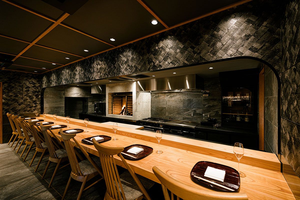 店内は窯の炎を眺められるカウンター8席と個室2室。土日祝日はランチ(9700円・1万4900円)も営業。8月オープン。