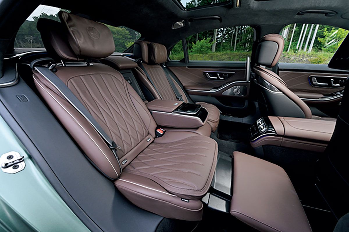 助手席側の後席にはオットマンとフットレストが備わる。