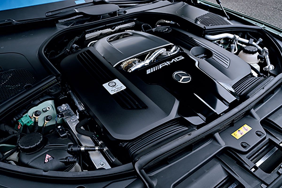 4リッターV8ツインターボは612ps／900Nm、リアに備わる2段変速機付き電気モーターは190ps／320Nmを発揮する。