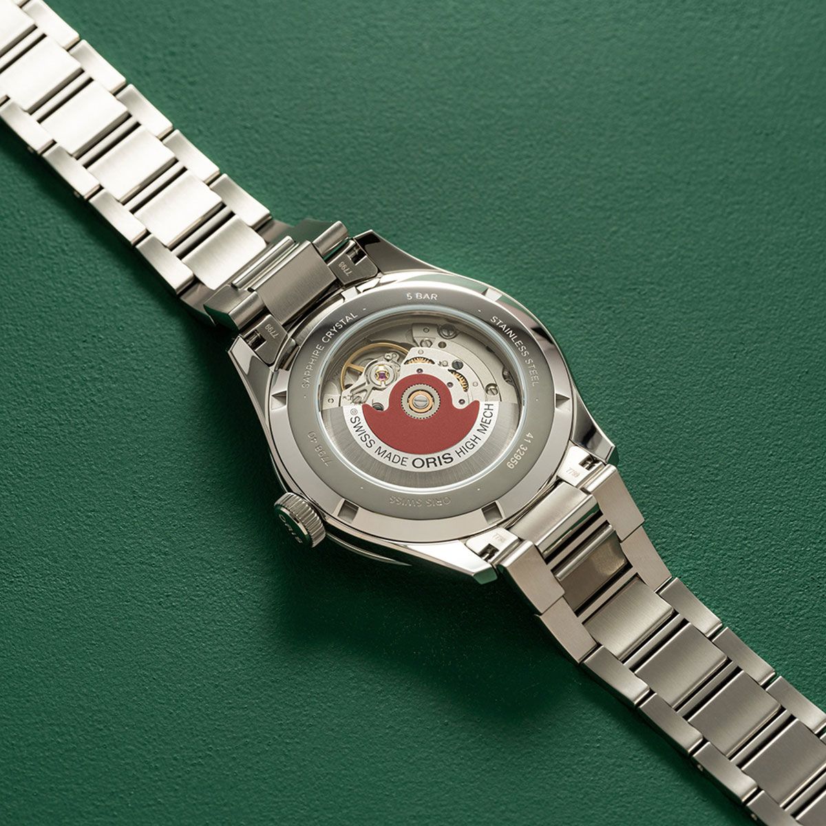 ケースバックから見える自動巻きムーブメントは、ポインターデイト機能が備わるオリス定番のキャリバーORIS754。