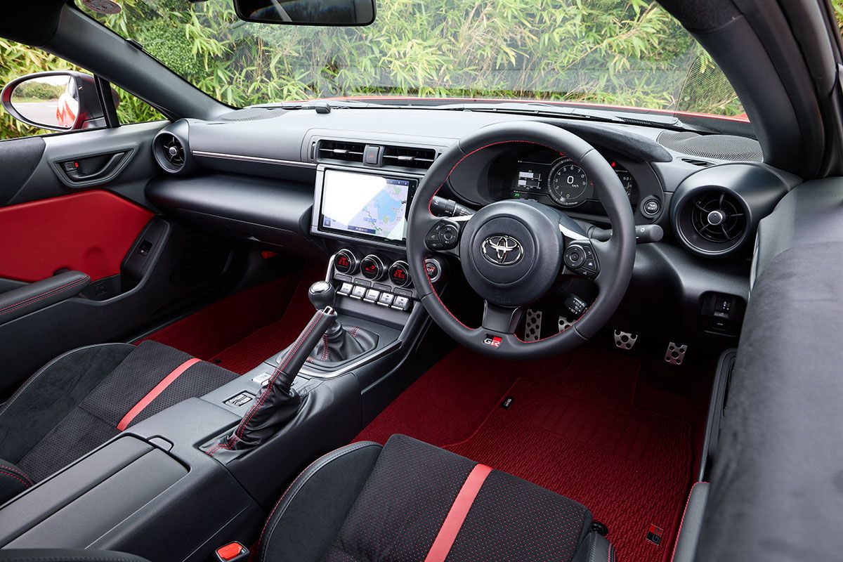 内装色は赤基調のほか、落ち着いた黒基調も選べる。ステアリング・ホイールの径は小ぶりで、つい運転に気合が入ってしまう。