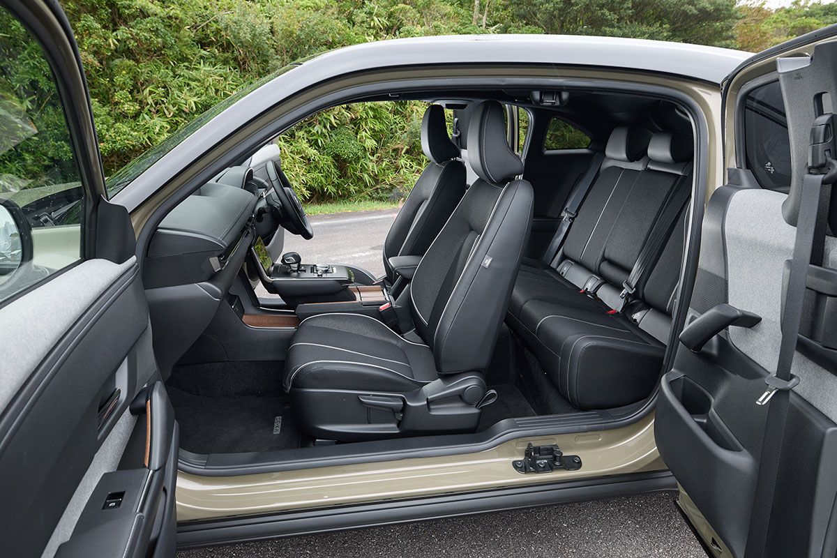 MX-30の最大の特徴は、ピラーレスで観音開きの前後ドア。後席に荷物を置くようなシーンでも重宝するだろう。