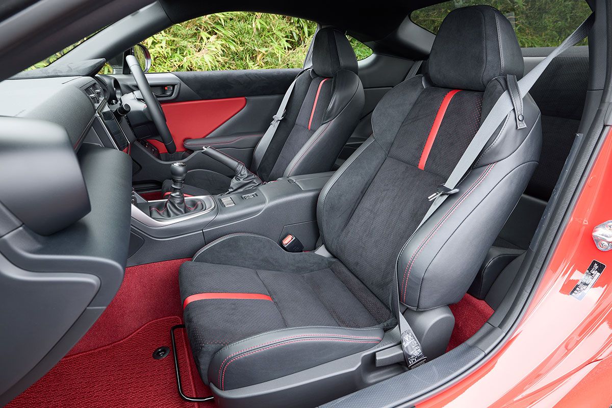 シートは左右ともに手動調整式で、座り心地は硬く、サポート性が強いタイプだ。