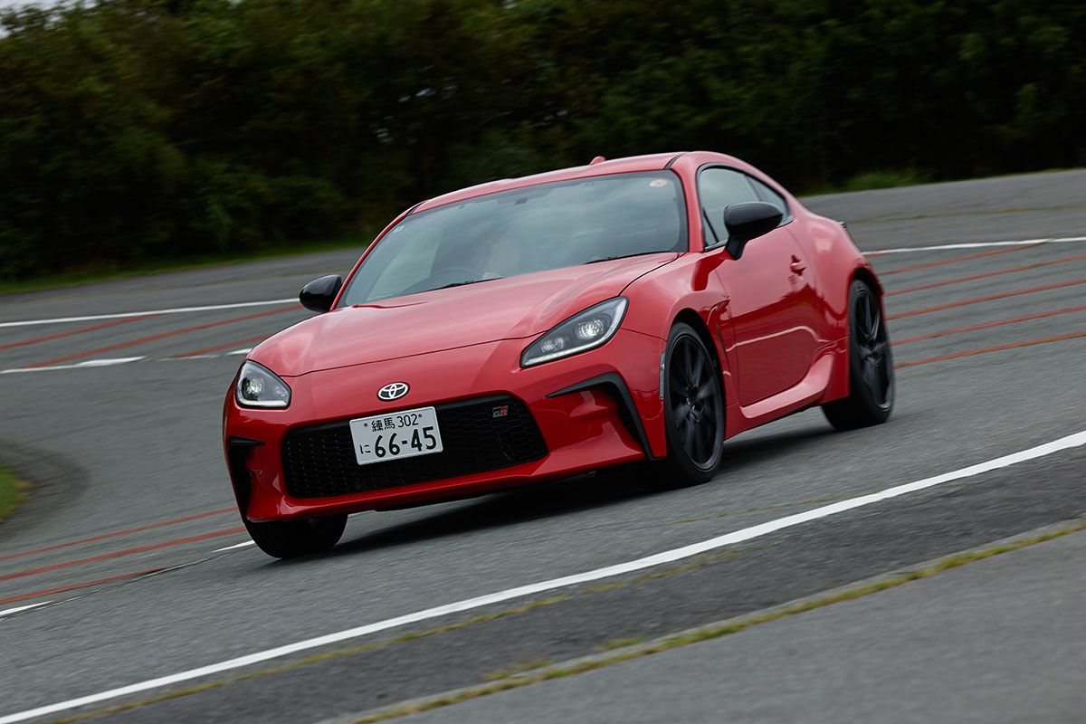 試乗車は上級グレードのRZ。