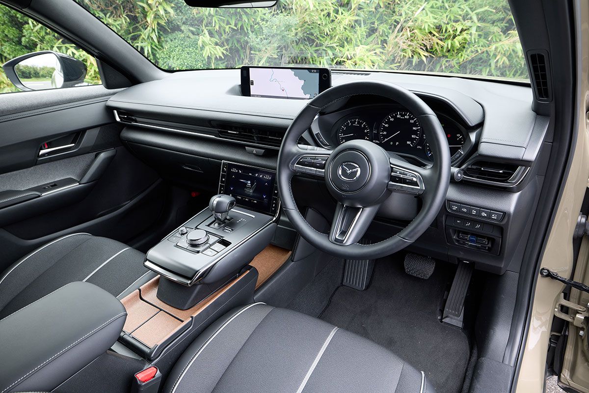 フローティング構造のコンソールはデザイン性が良い。室内の各所にコルクやリサイクル素材のファブリックが使われている。