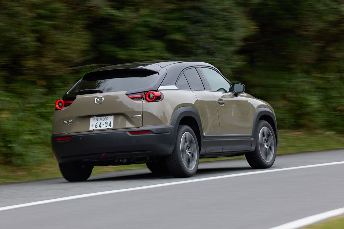 リア・コンビライトの前方には「MAZDA」と彫られたオーナーメントが付く。