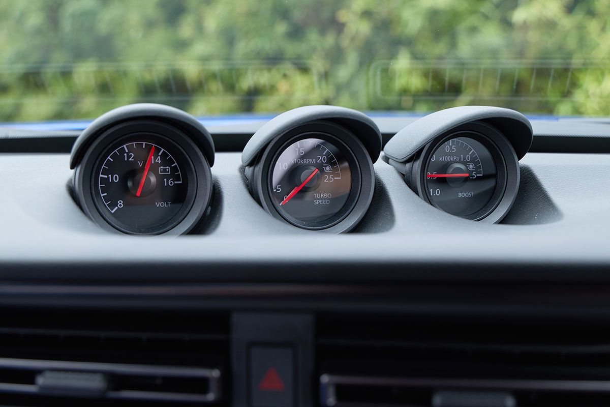 3連メーターは左から順に電圧計、ターボ回転計、ブースト計。