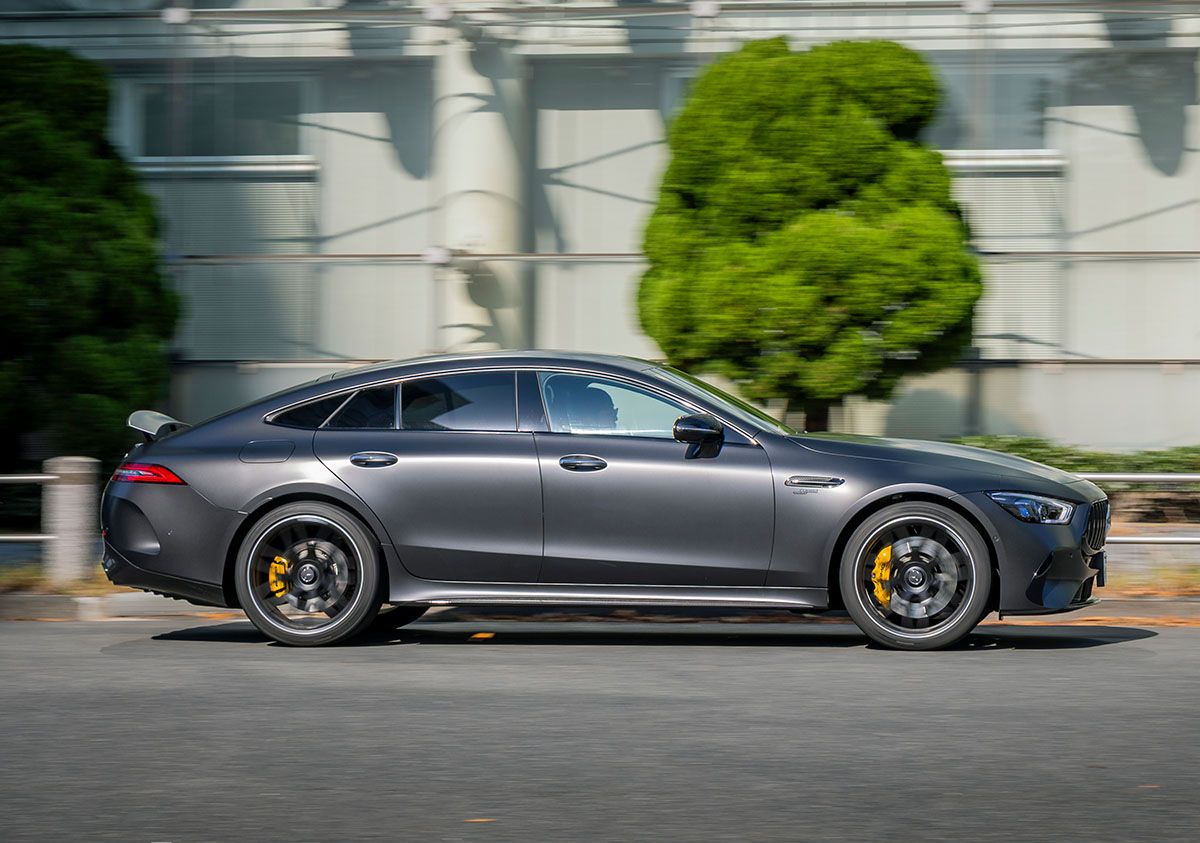 4ドアでありながら、スポーツカー顔負けのパフォーマンスを誇る。