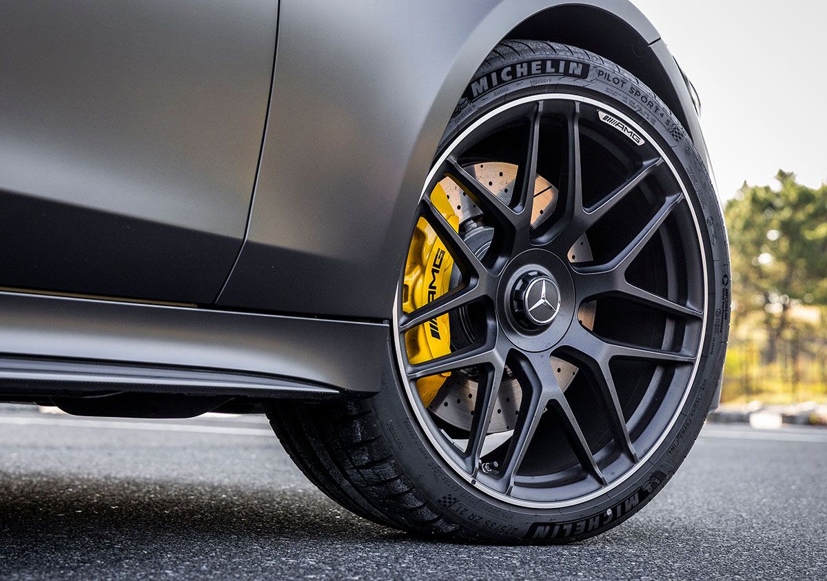 上位モデルでしか設定のない21インチ鍛造アルミホールが標準装備される。