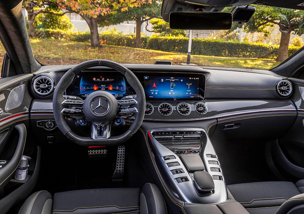 カーボンを使用したAMGパフォーマンスステアリングは本モデル限定装備。