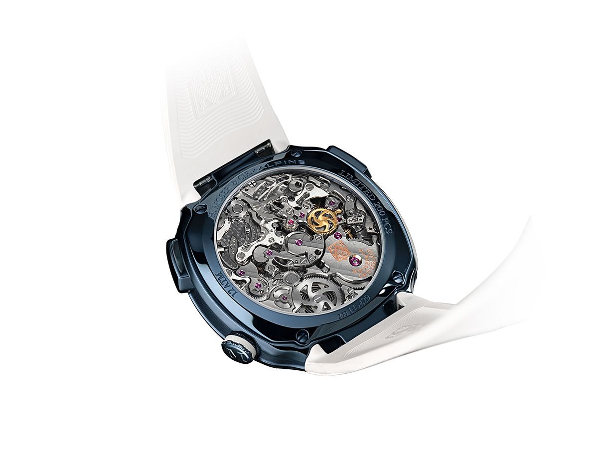 ドライバーズエディションは、ケース直径42.3mm。シースルーケースバック仕様で12気圧防水。パワーリザーブ約72時間。