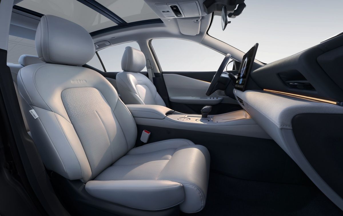 中折れ形状により腰から背中を支持して中立姿勢を再現するスパイナルサポート機能付きシート