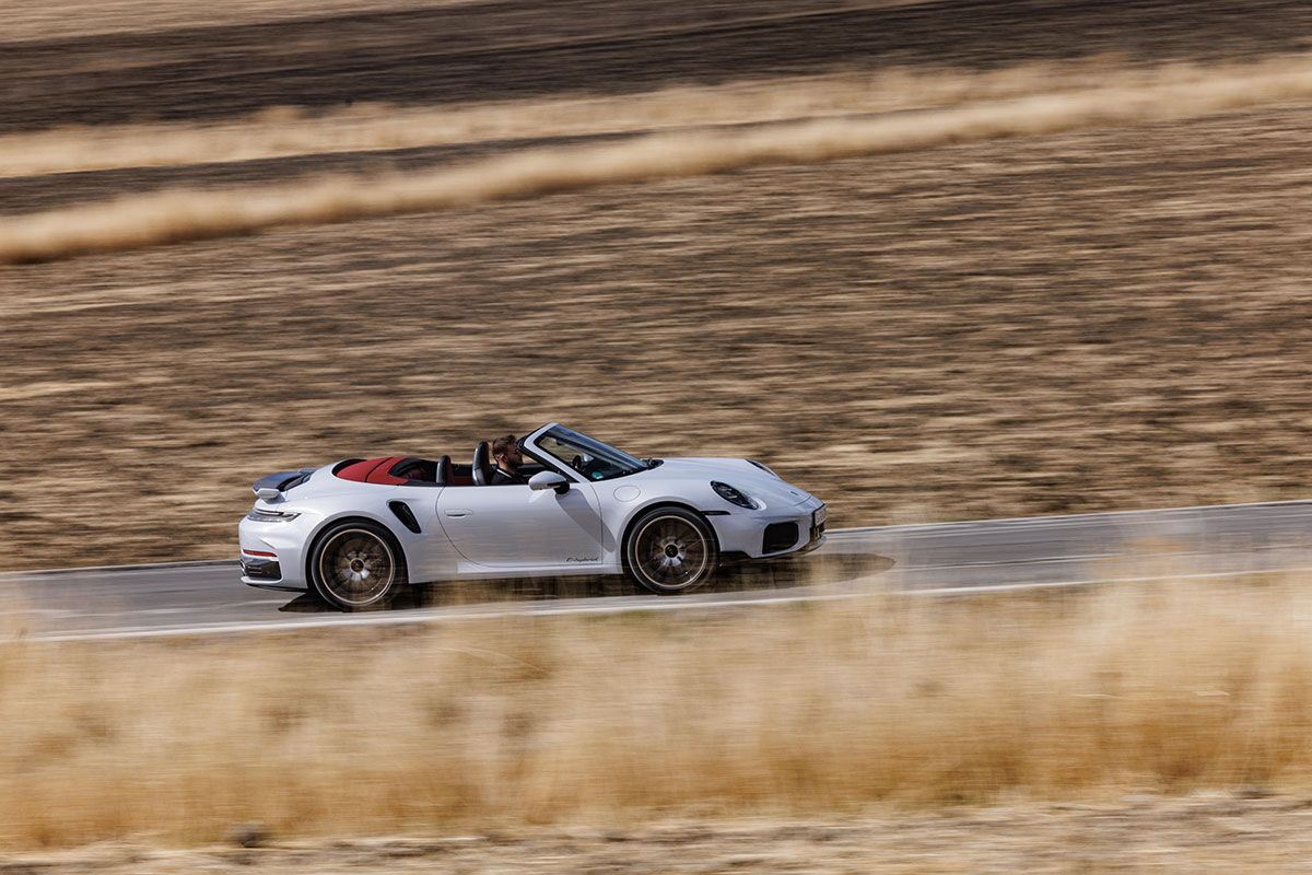 カブリオレの車両重量はクーペ・モデルの＋85kgに抑えられている。