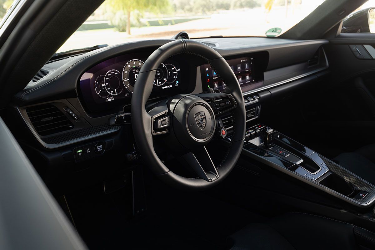 インテリアにはリアルカーボンパネルを採用。ステアリングホイールはターボナイト仕上げだ。