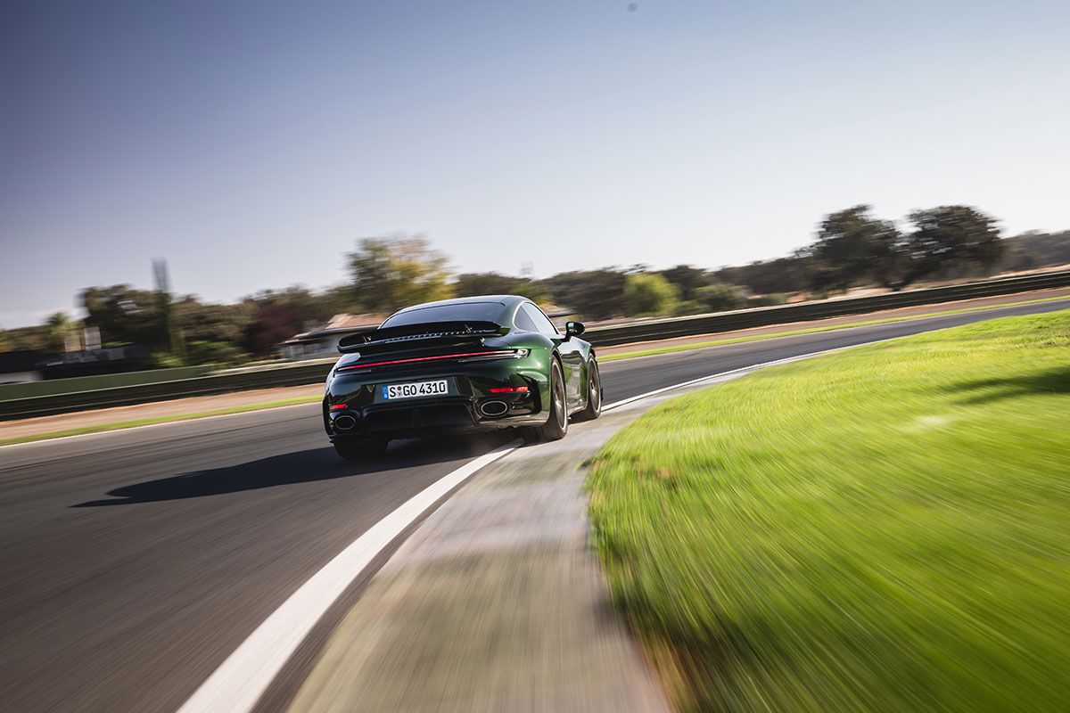 アンダーボディには新開発のアダプティブ・フロント・ディフューザーを装備。最大で10%のドラッグ低減を実現し、Cd値0.31を達成している。