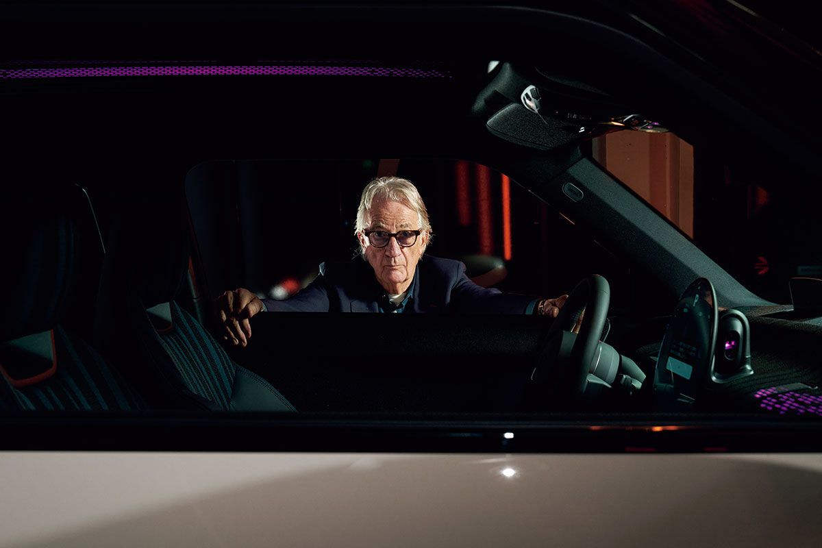 ダッシュボードには、黒の濃淡でストライプ・パターンを表現したニット素材「ポール・スミス・ファブリック」を使用。トランクリッド・ハンドルにはポール・スミスのブランドロゴが施されている。