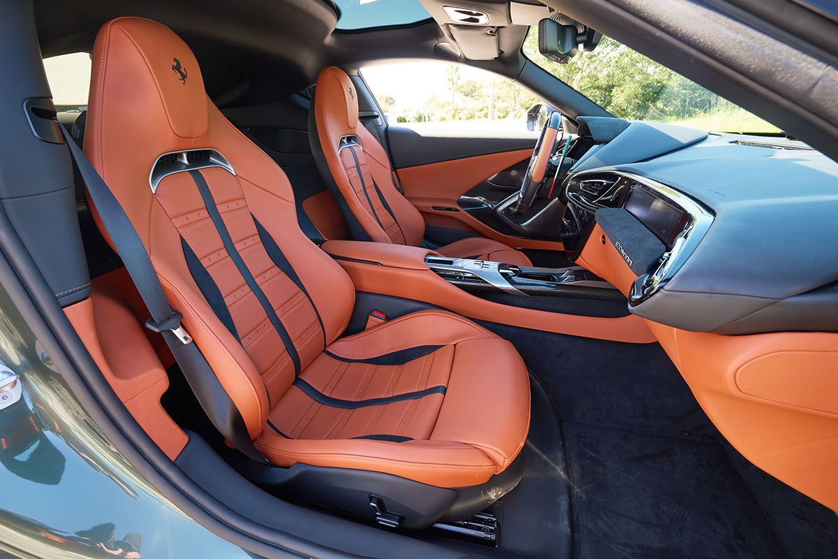 この試乗車には、なんと58項目にもわたるオプション装備が奢られていた。ツートーン・レザーで仕立てられたデイトナ・スタイル・シートもそのひとつ。