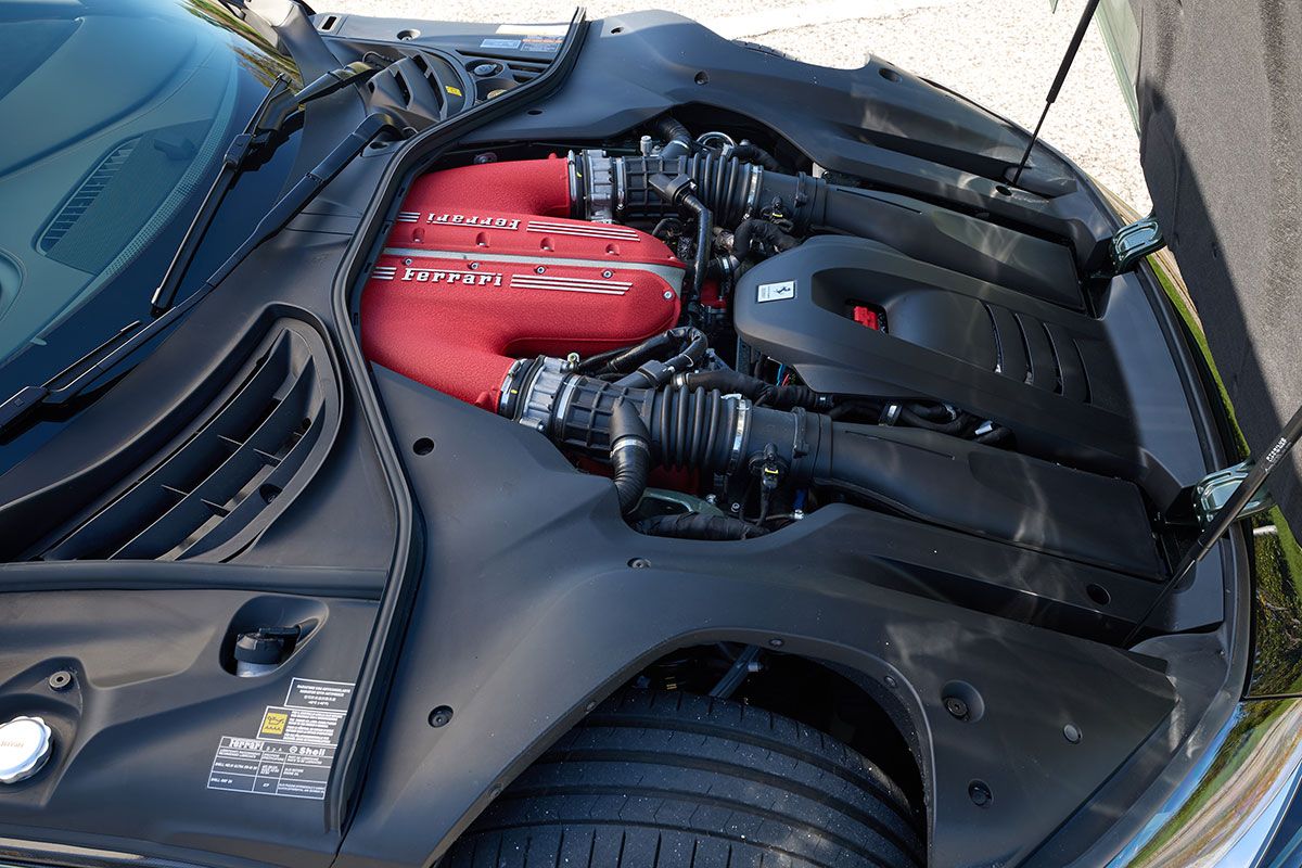 フロントの奥深くに押し込まれた、ご本尊の6.5リッター 12気筒ユニット。