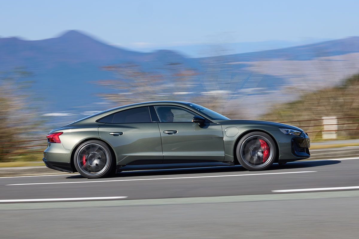 一充電走行距離は、約20%増の631km。前後のモーターで4輪を駆動する。