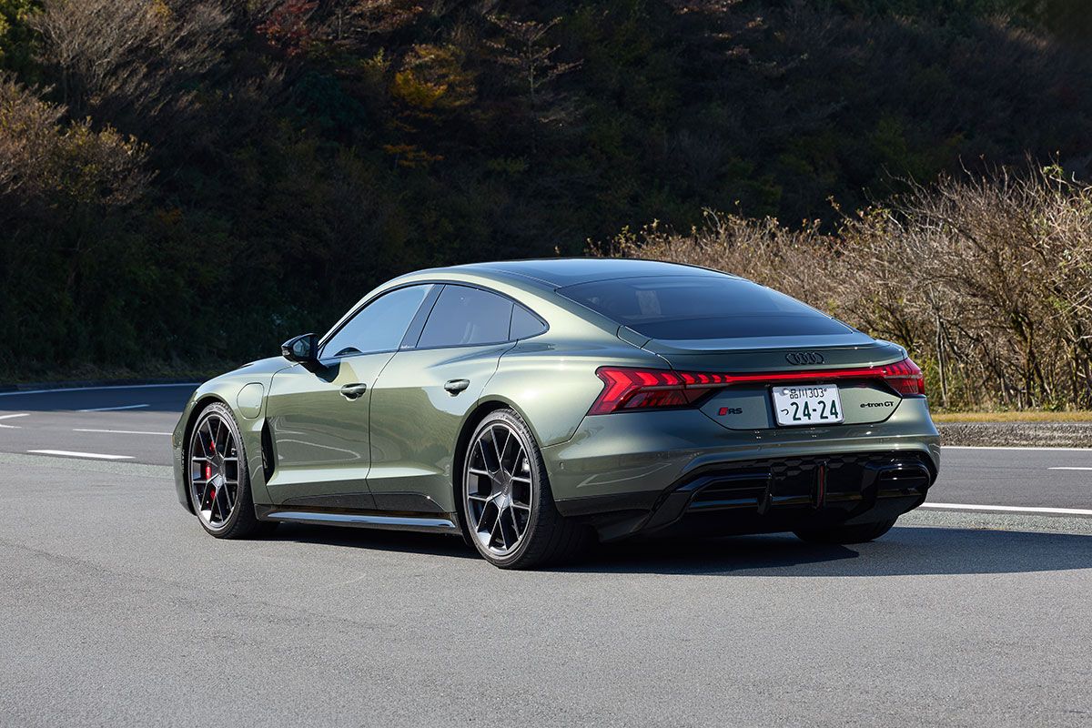 バッテリー容量は105kWh。従来型に比べて12kWh増加した一方で、バッテリー重量は9kg削減された。