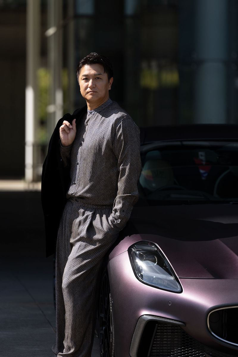 黒ジャケット49万5000円、ノーカラーシャツ58万3000円、パンツ44万円、シューズ20万1300円（すべてジョルジオ アルマーニ／ジョルジオ アルマーニ ジャパン）Tel.03-6274-7070