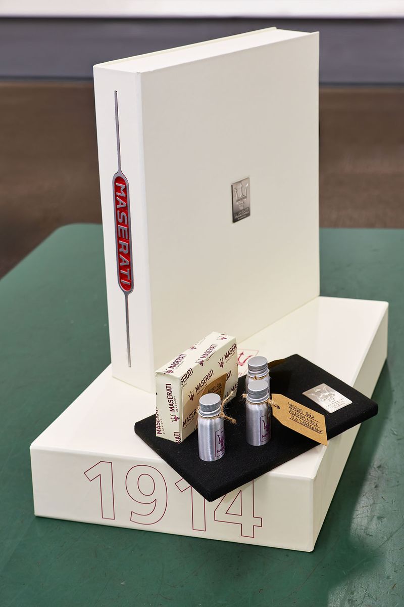 認定されたクルマのオーナーには、認証プロセスの写真や細かな技術項目などが記された豪華なボックス入りのブックなどが渡される。