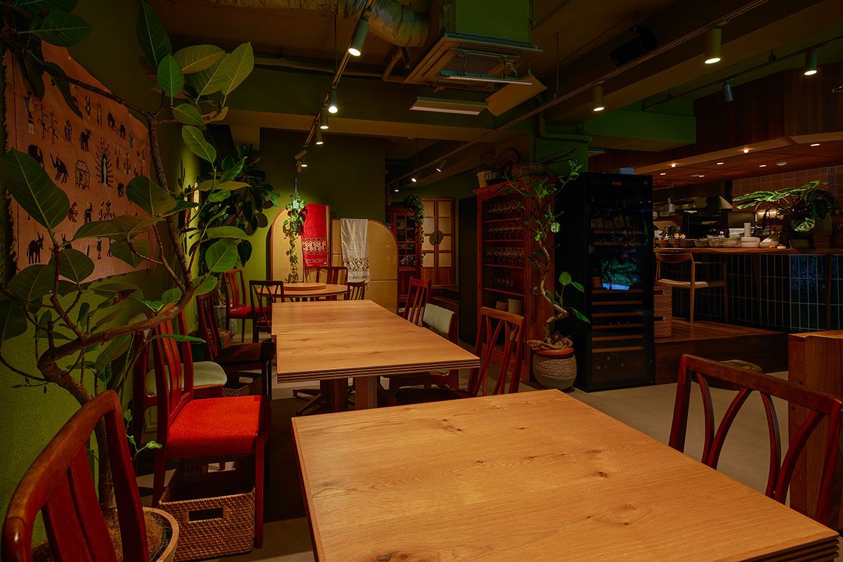 店内はテーブル30席、カウンター6席。2025年7月オープン。