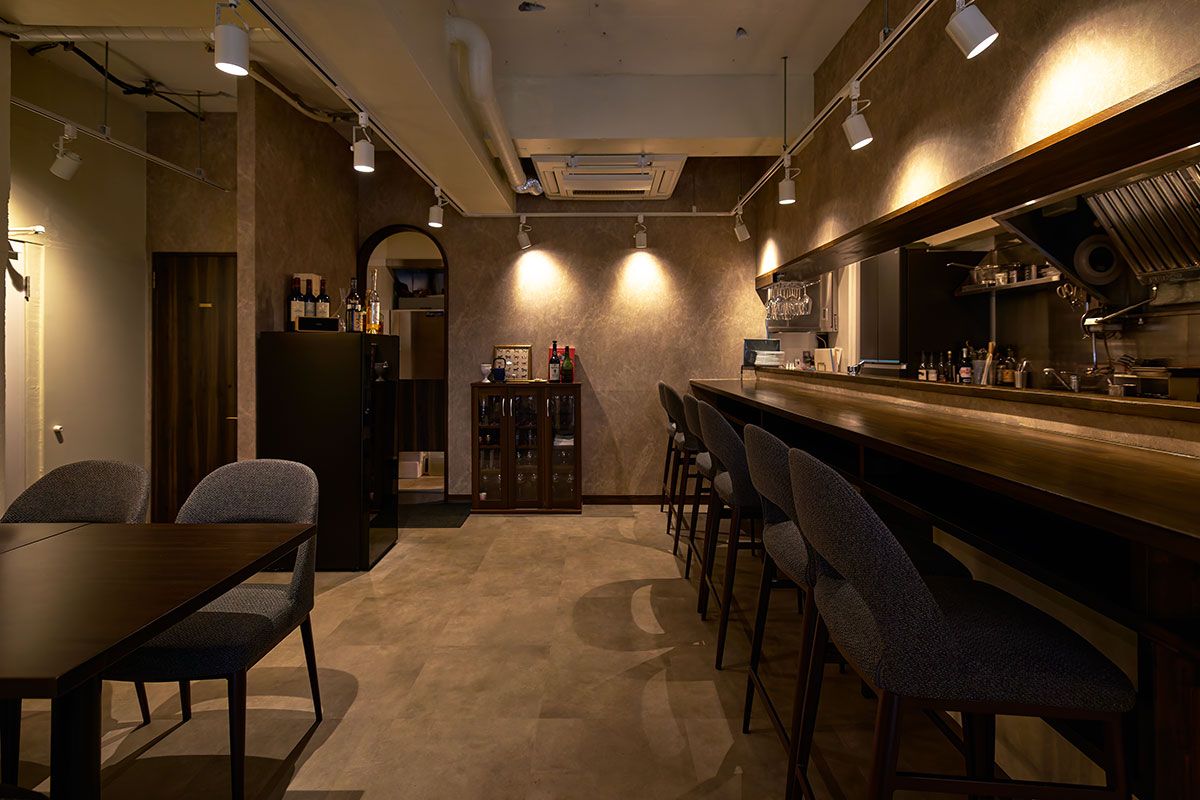 店内はカウンター8席とテーブル4席。2025年5月オープン。平均予算1万3000円。予約は30日先までは予約サイト（https://www.tablecheck.com/ja/cheval）で、30日以降2カ月先までは電話で受付。