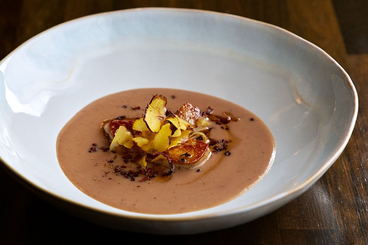 「栗のポタージュ フォアグラのソテー」2100円（1/2サイズ）。ポタージュは栗の旨みと甘みのバランスを取るため、熊本産の和栗とフランス産の栗を使用。栗の素揚げや、栗の渋皮のようなニュアンスを持つカカオニブのアクセントが心憎い。