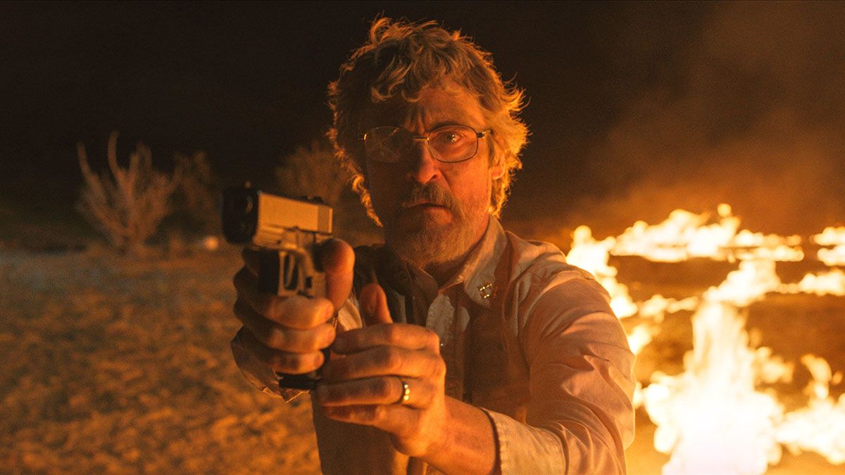 市長選に立候補するジョーを演じるホアキン・フェニックス(写真)。『ジョーカー』の怪演でオスカーを獲得した名優にとって、アリ・アスター監督作に主演するのは、『ボーはおそれている』に続き2度目となる。ジョーの宿敵、テッドに扮するのは話題作への出演が相次ぐペドロ・パスカル。そのほかエマ・ストーン、オースティン・バトラーという、アメリカ映画界を代表する演技派たちが顔を揃えている。