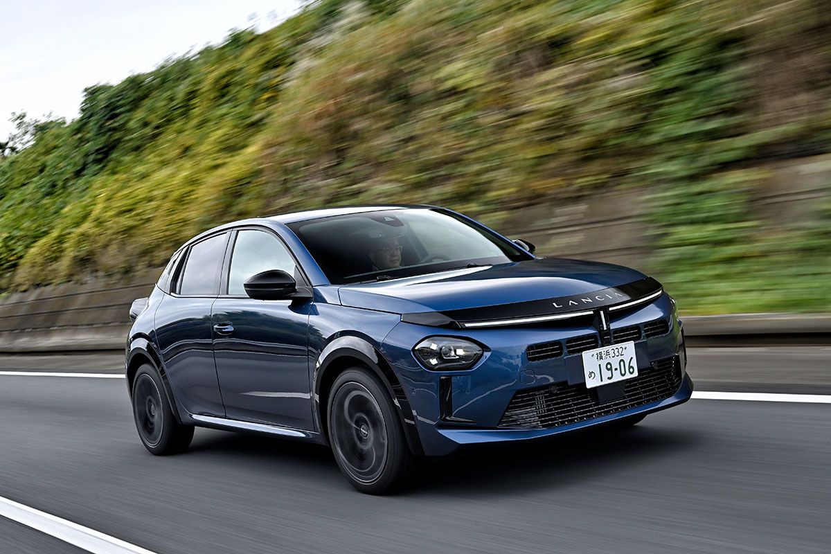 試乗車は「カーボックス横浜」が並行輸入して販売するデモカーで、アルファ・ロメオ・ジュニア等と共通の「CMP」プラットフォームを採用するマイルド・ハイブリッド「イブリダ」の最上級仕様だ。