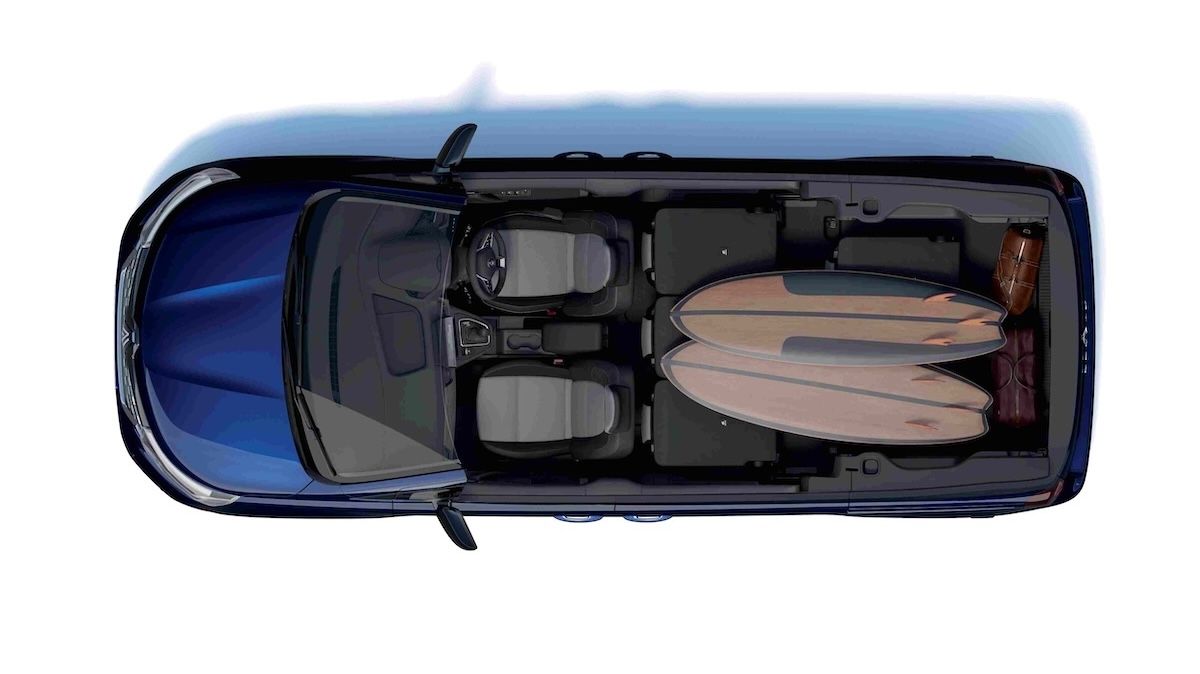 まずは黒バンパー＆ベージュ仕様が上陸する新型「ルノー・グラン・カングー」！（写真は欧州仕様車の写真を反転させたイメージ）。