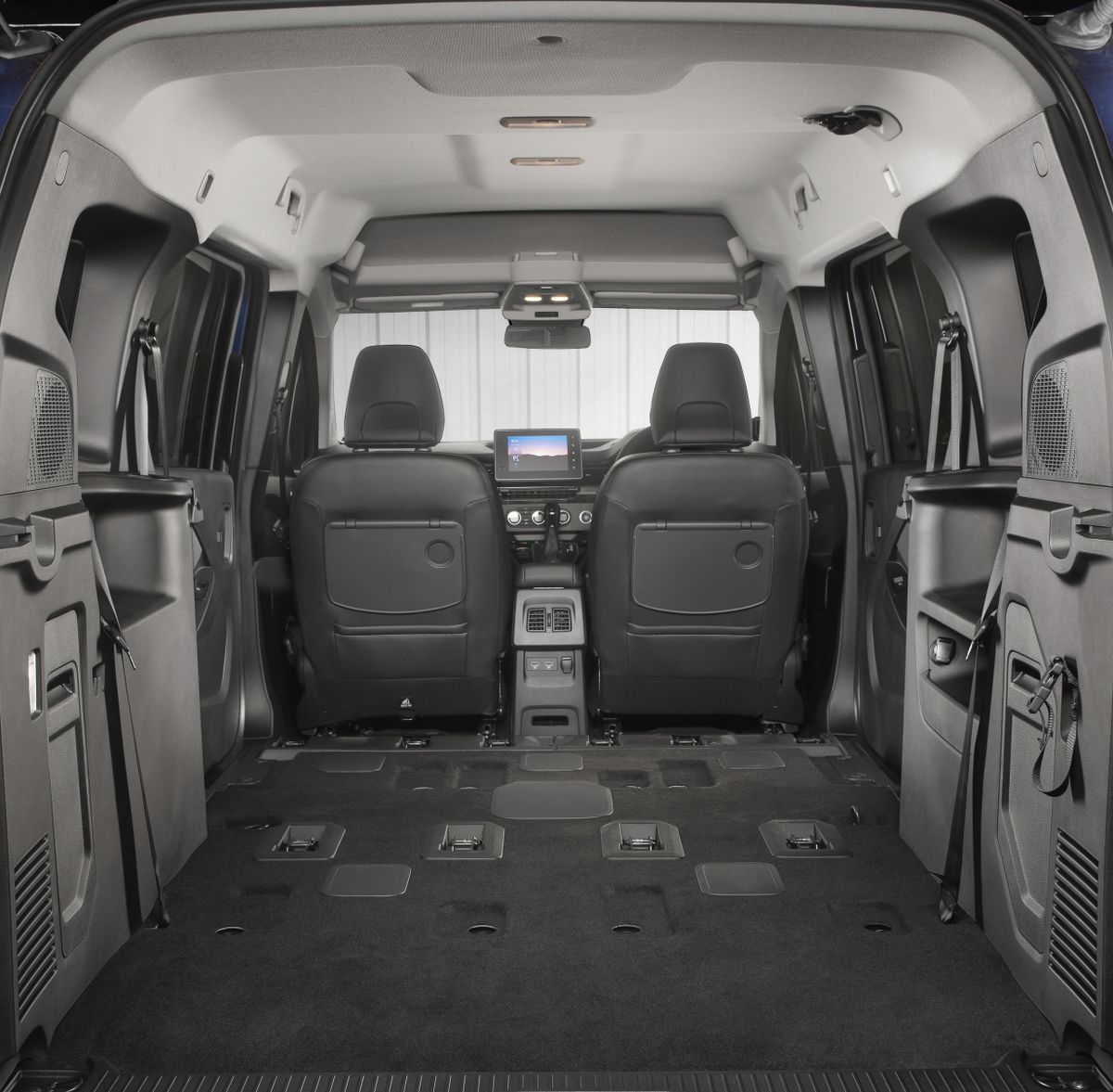 まずは黒バンパー＆ベージュ仕様が上陸する新型「ルノー・グラン・カングー」！（写真は欧州仕様車の写真を反転させたイメージ）。