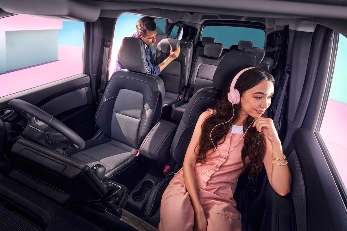 まずは黒バンパー＆ベージュ仕様が上陸する新型「ルノー・グラン・カングー」！（写真は欧州仕様車の写真を反転させたイメージ）。