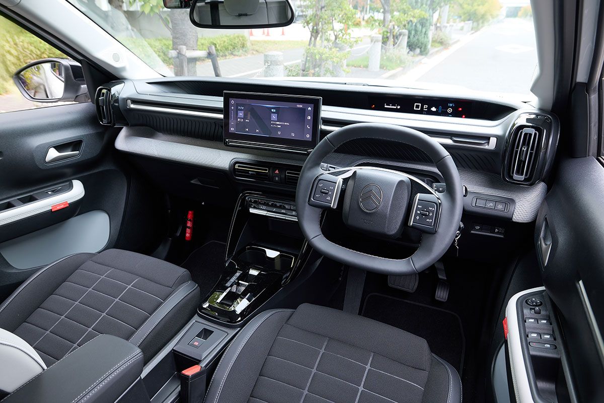 ファブリックを使用したダッシュボードは水平基調でいたってシンプル。