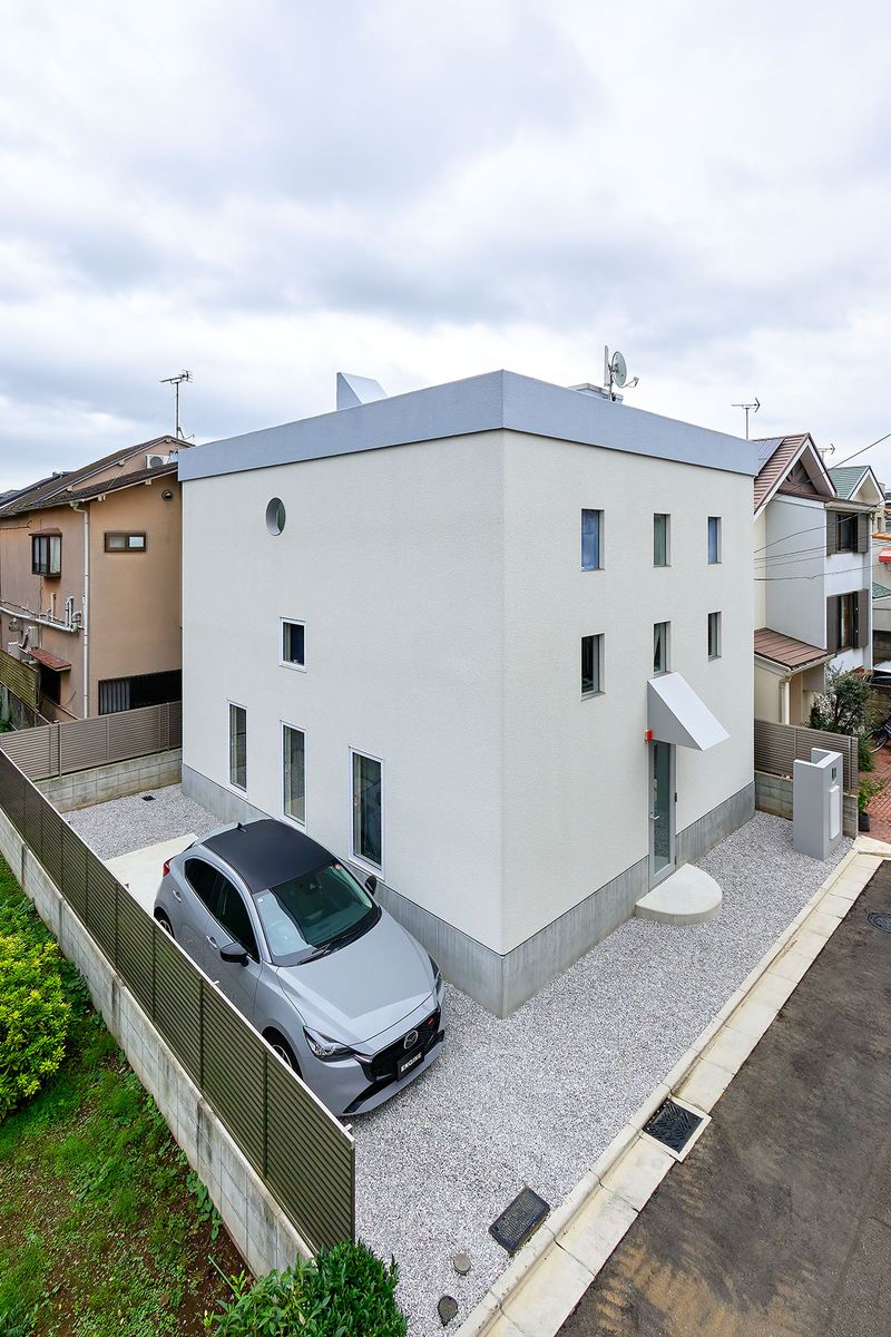 住宅街に建つ四角いS邸。6×7mのサイズで高さ7m。敷地の南端に建物を建て、斜線制限で四角いフォルムが削られない工夫も。