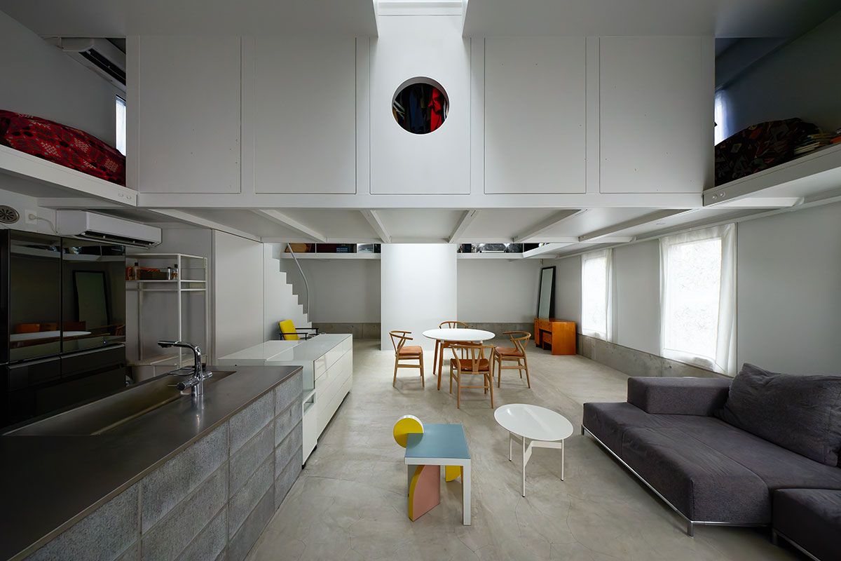 1階奥からの眺め。人のサイズからも広さが分かる。中2階の丸窓の上部の天窓から光が差し込む。