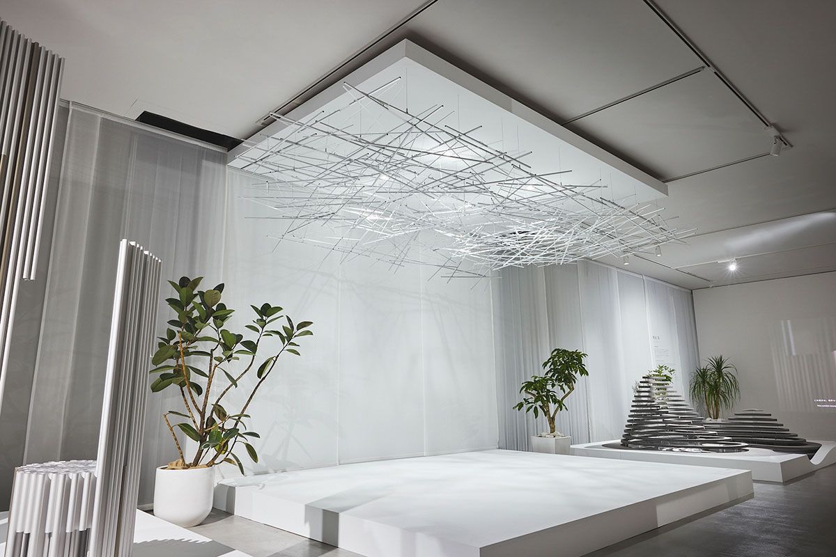 CEILING /天井の役割は“構造体を覆うこと”。その考えから面ではなく、線=細長い棒で構成される天井が生み出された。それぞれの棒にはLIXILのアルミ塗装技術が活用され、光を反射させる光沢仕上げのものと、壁や天井に調和するマット仕上げのものが組み合わされている。