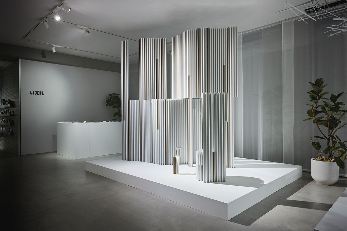 WALL /壁の本質は“空間を区切ること”。アルミ押し出し材でできた筒を自由に組み合わせることでできあがった壁が、緩やかに空間を仕切っている。素材として使われているのは、製造時のCO2排出を大幅に削減できる循環型低炭素アルミ「PremiAL(プレミアル)」。