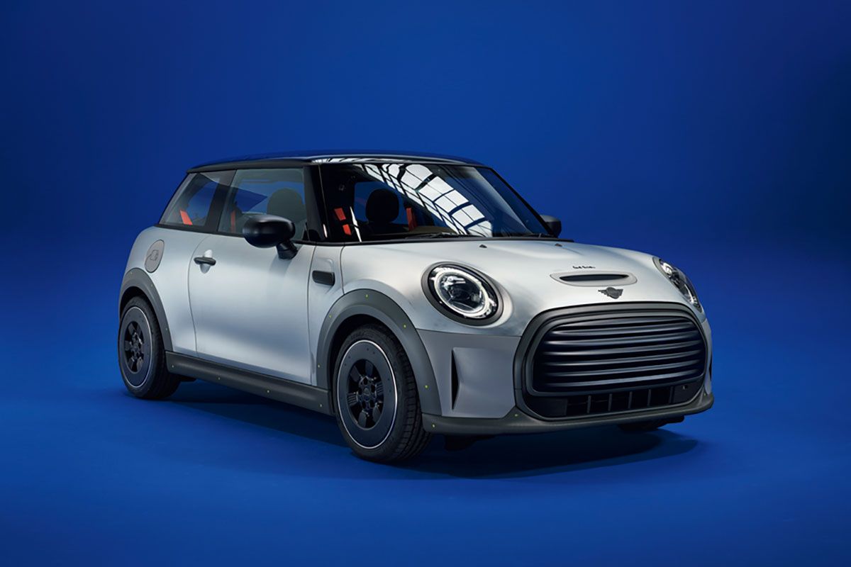 2021年に発表されたミニ・ストリップ。シンプルさ、透明性、持続可能性をテーマに、不要なものを徹底的にそぎ落とした意欲的なコラボレーション・モデルだ。